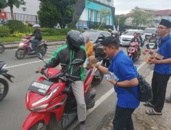 Bulan Penuh Berkah, SMSI Tangsel Rajut Kekompakan Bagikan Takjil Kepada Pengguna Jalan