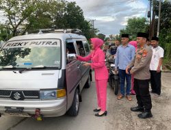 Wakapolres Serang Bersama Kapolsek dan Bhayangkari Polsek Jawilan Bagikan Takjil Hingga Bukber Bareng Masyarakat