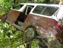 Angkot Terperosok di Tanjakan Cariang Sawarna, Tiga Penumpang Luka-Luka