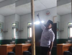 Hampir Satu Tahun, Plafon Ruang Guru Disangga Tiang Kayu – Renovasi Tak Kunjung Terealisasi