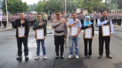 Kapolres Cilegon Beri kan Penghargaan kepada 51 Wartawan pada Hari Kesadaran Nasional.