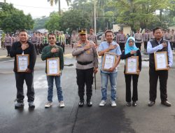 Kapolres Cilegon Beri kan Penghargaan kepada 51 Wartawan pada Hari Kesadaran Nasional.