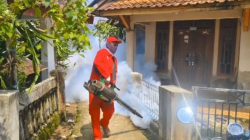 ‎Puskesmas Sajra Bersama Tim Demam Berdarah ( DBD) Dan kesehatan (Dinkes) Melaksanakan fogging