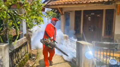 ‎Puskesmas Sajra Bersama Tim Demam Berdarah ( DBD) Dan kesehatan (Dinkes) Melaksanakan fogging