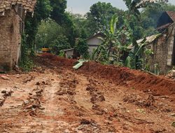 Proyek Pemagaran,Warga masyarakat Desa Cemplang Mempertanyakan disoal Aset Desa diduga Beralih Ke desa Mekarsari Lebak.