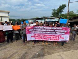 Protes Memuncak di Pasar Sampay, Gate Parkir Dipaksa Berhenti Sementara