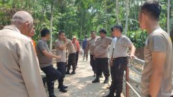 Kabag SDM & Kabag Log Polres Lebak Dampingi Kapolsek Rangkasbitung Cek Progres Jembatan Merah Putih Presisi di Kalanganyar
