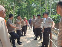 Kabag SDM & Kabag Log Polres Lebak Dampingi Kapolsek Rangkasbitung Cek Progres Jembatan Merah Putih Presisi di Kalanganyar