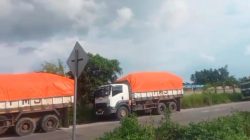 Pengendara Keluhkan Tronton Parkir Sembarangan di Bahu Jalan Raya Cikande–Rangkasbitung