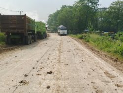 LSM GNI Soroti Galian C di Desa Nanggung Diduga Langgar Aturan, Jalan Raya Dipenuhi Tanah