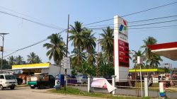 Dampak Kenaikan BBM Pertamax, Kendaraan Roda Empat Antri di Sejumlah SPBU Lebak Banten