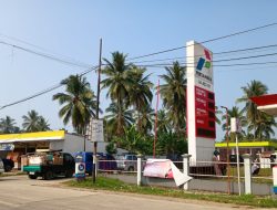 Dampak Kenaikan BBM Pertamax, Kendaraan Roda Empat Antri di Sejumlah SPBU Lebak Banten
