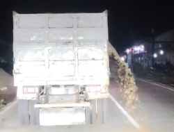 Jalan Saketi-Malingping Licin Akibat Air Deras dari Bak Truk Pasir Basah Bahayakan Pengendara