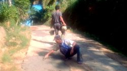 Gotong Royong Warga Kp. Sukamulya Desa Mekarjaya Memperbaiki Jalan Poros Desa Secara Swadaya