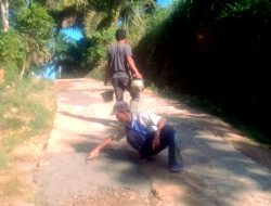 Gotong Royong Warga Kp. Sukamulya Desa Mekarjaya Memperbaiki Jalan Poros Desa Secara Swadaya