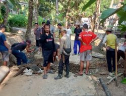 Swadaya Warga Kp. Cihideung RT 01 Desa Senanghati Gotong Royong Perbaiki Gorong gorong dan Jalan Rusak