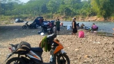 Kekeringan Melanda Sajira, Warga Terpaksa Berbondong-bondong Manfaatkan Sungai Ciberang