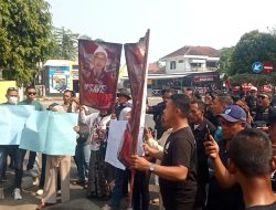 Ratusan Aktivis Lebak Orasi Bela Uun di Depan Kantor DPRD Lebak