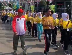 Mantapkan Fisik Jelang HUT RI, Serda Dedi Saputra Anggota Koramil 0304/Sajira Dampingi Paskibra Lari 3 Kilometer