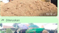 Kapolsek Jawilan dan Warga Antarkan KH. Jalaluddin bin Arsa ke Peristirahatan Terakhir