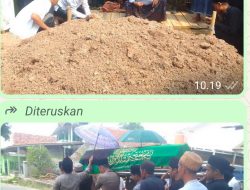 Kapolsek Jawilan dan Warga Antarkan KH. Jalaluddin bin Arsa ke Peristirahatan Terakhir