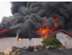 Kebakaran Hebat Melanda Pabrik PT Batik Building Material di Jawilan, Asap Pekat Membumbung Tinggi
