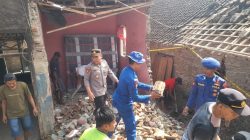 Polri Hadir di Tengah Warga, Bersihkan Puing Pascaledakan di Panimbang