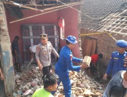 Polri Hadir di Tengah Warga, Bersihkan Puing Pascaledakan di Panimbang