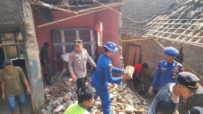 Polri Hadir di Tengah Warga, Bersihkan Puing Pascaledakan di Panimbang