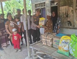 POLSEK JAWILAN SALURKAN BANTUAN SEMBAKO UNTUK WARGA TIDAK MAMPU DI DESA PASIRBUYUT