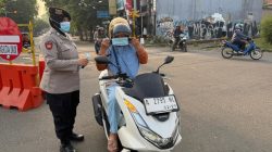 Polwan Polres Lebak Turun Langsung Bagikan Masker Kepada Masyarakat Antisipasi Abu Vulkanik Gunung Anak Krakatau