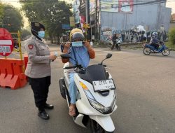 Polwan Polres Lebak Turun Langsung Bagikan Masker Kepada Masyarakat Antisipasi Abu Vulkanik Gunung Anak Krakatau
