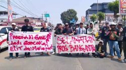 Aliansi Masyarakat Peduli Pembangunan Unjuk Rasa Terkait Kualitas Buruk Jalan Bang Andra di Lebak Selatan