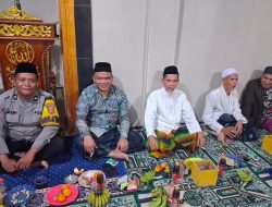 Dekat dengan Masyarakat, Bhabinkamtibmas Polsek Jawilan Yoyon Hadiri Pengajian Bersama Kades Cemplang