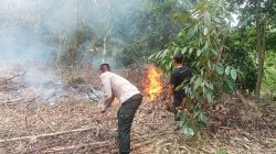 Gerak Cepat, Jajaran Polsek Cikeusal Padamkan Kebakaran Kebun Bambu di Kampung Katupang Sinyar