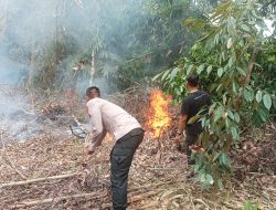Gerak Cepat, Jajaran Polsek Cikeusal Padamkan Kebakaran Kebun Bambu di Kampung Katupang Sinyar