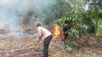Gerak Cepat, Jajaran Polsek Cikeusal Padamkan Kebakaran Kebun Bambu di Kampung Katupang Sinyar