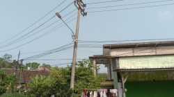 Tiang Listrik Miring dan Retak Khawatir Roboh, Warga Waswas Rumah Tertimpa