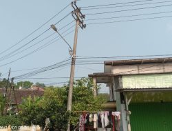 Tiang Listrik Miring dan Retak Khawatir Roboh, Warga Waswas Rumah Tertimpa