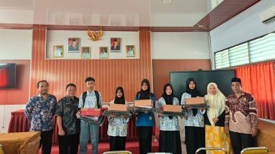 KCD Dindikbud Banten Salurkan Bantuan Seragam Sekolah untuk Siswa SMAN 1 Sajira, Bantu Ringankan Beban Orang Tua