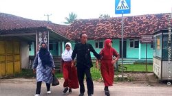 Operasional Galian Tanah Ditutup, Warga dan Petugas Keamanan SDN 2 Maja Kini Tenang Dampingi Siswa Menyeberang
