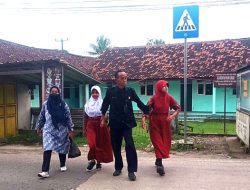 Operasional Galian Tanah Ditutup, Warga dan Petugas Keamanan SDN 2 Maja Kini Tenang Dampingi Siswa Menyeberang