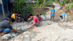 Swadaya Warga Cihideung Desa Senanghati Perbaiki Jalan Lingkungan Demi Keselamatan