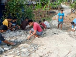 Swadaya Warga Cihideung Desa Senanghati Perbaiki Jalan Lingkungan Demi Keselamatan